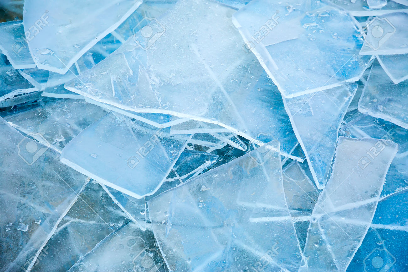 Лед разбивается. Ледяные осколки. Разбитый лед. Трещины на льду. Текстура льда.